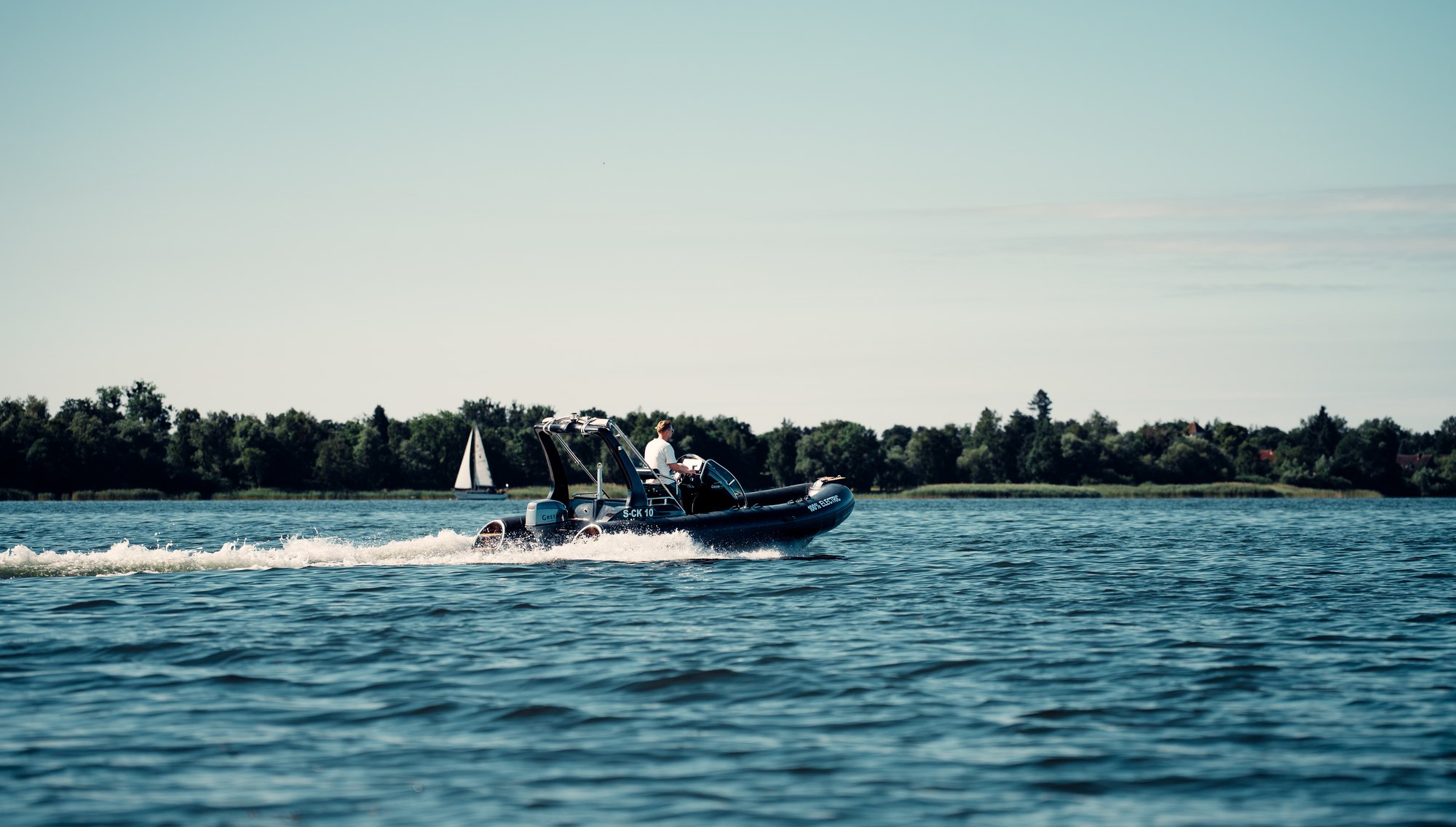 Electric RIB in Fahrt auf dem See