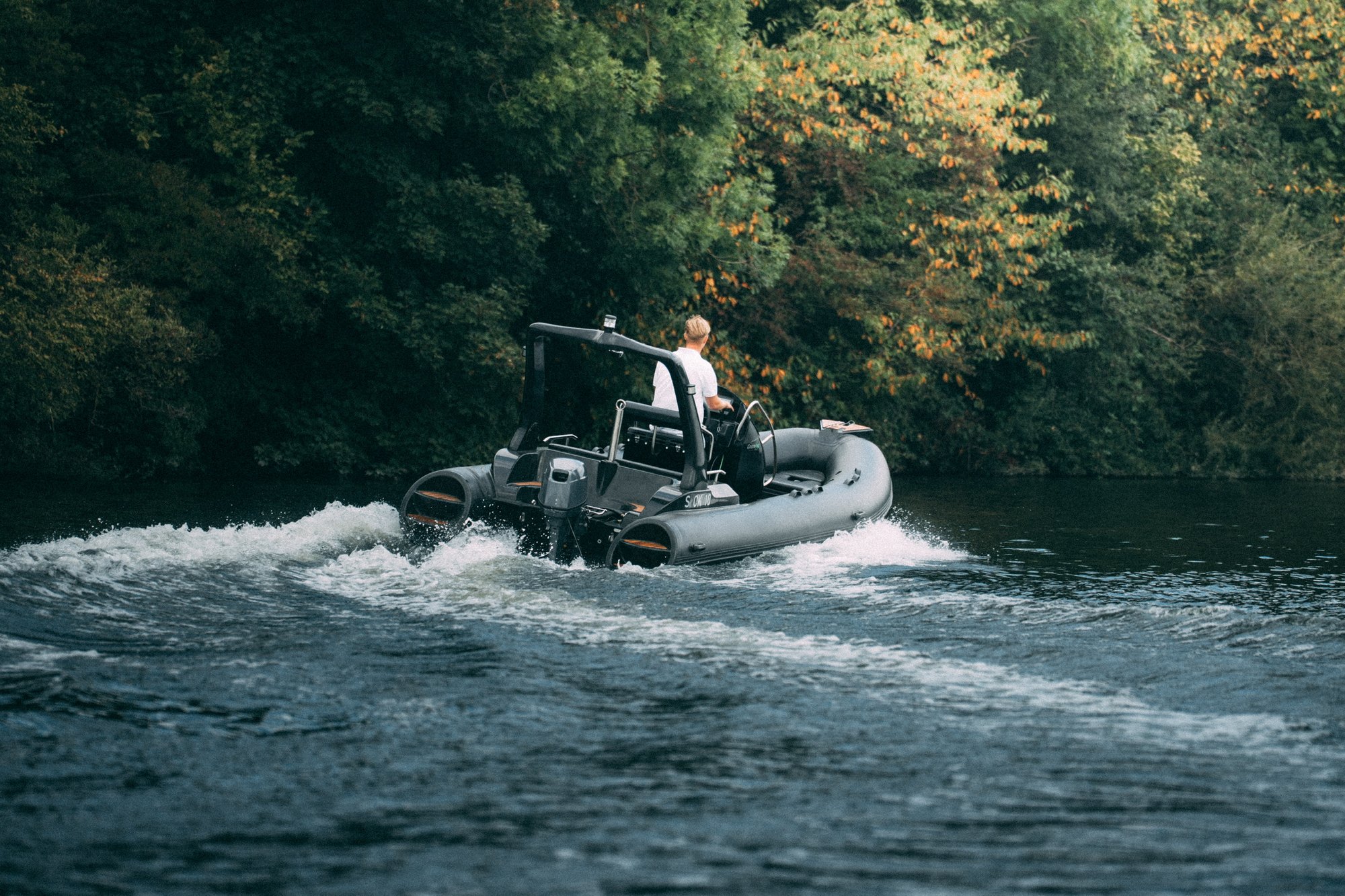 Electric RIB 600 in Fahrt auf einem See