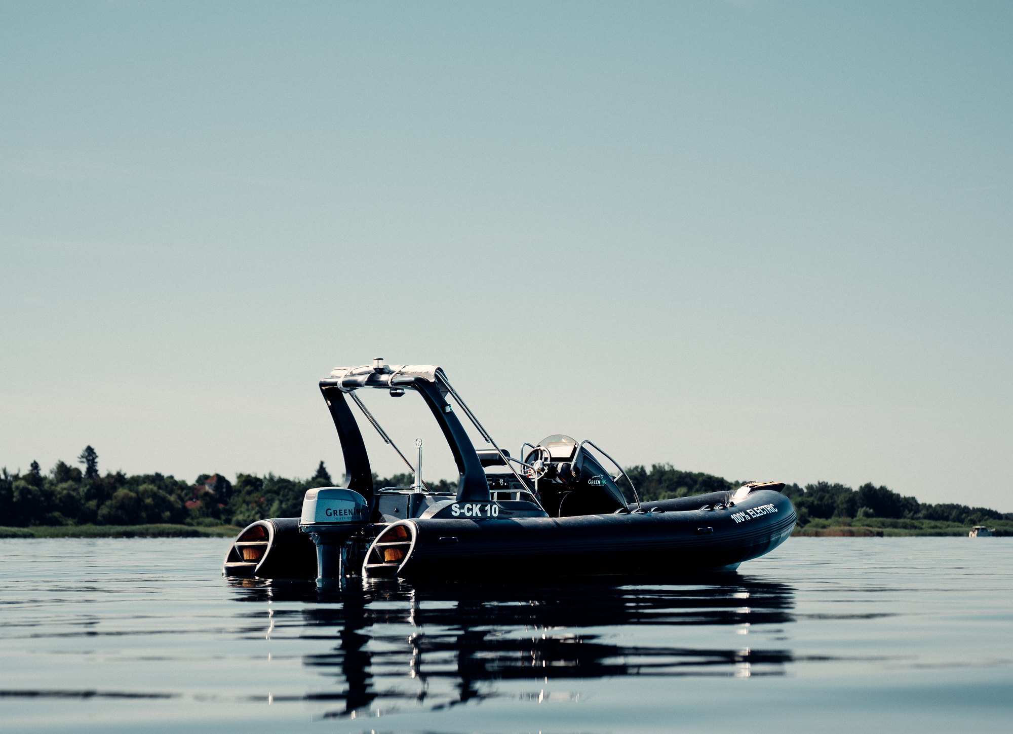 Electric RIB 600 in Fahrt, Heckansicht