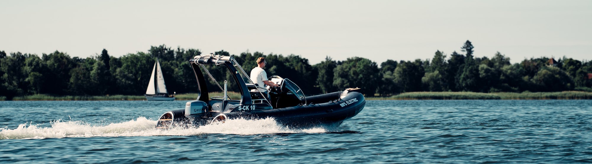 Electric RIB 600 in Fahrt auf dem See